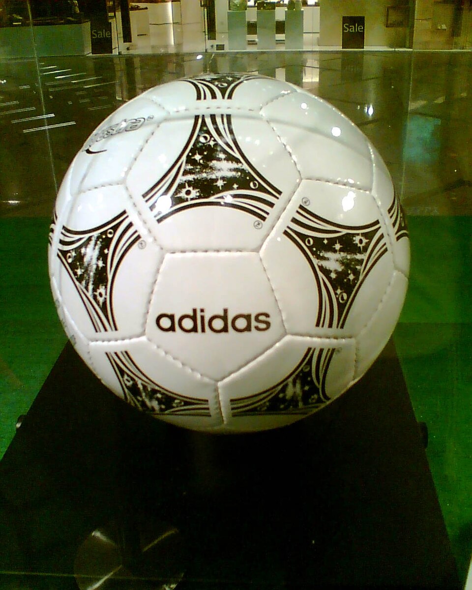 Adidas Questra