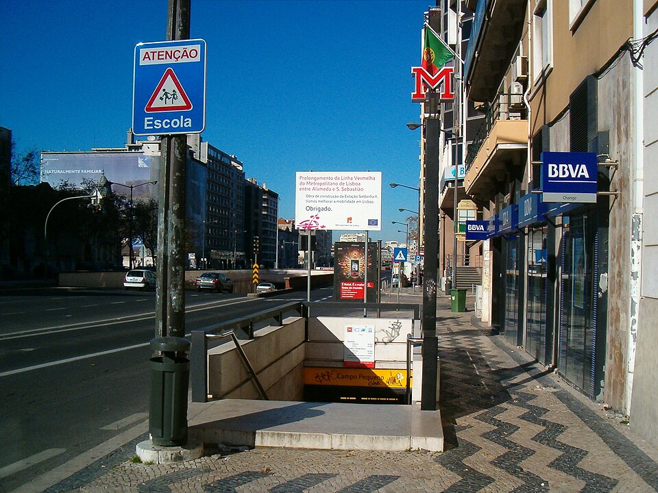 Campo Pequeno station