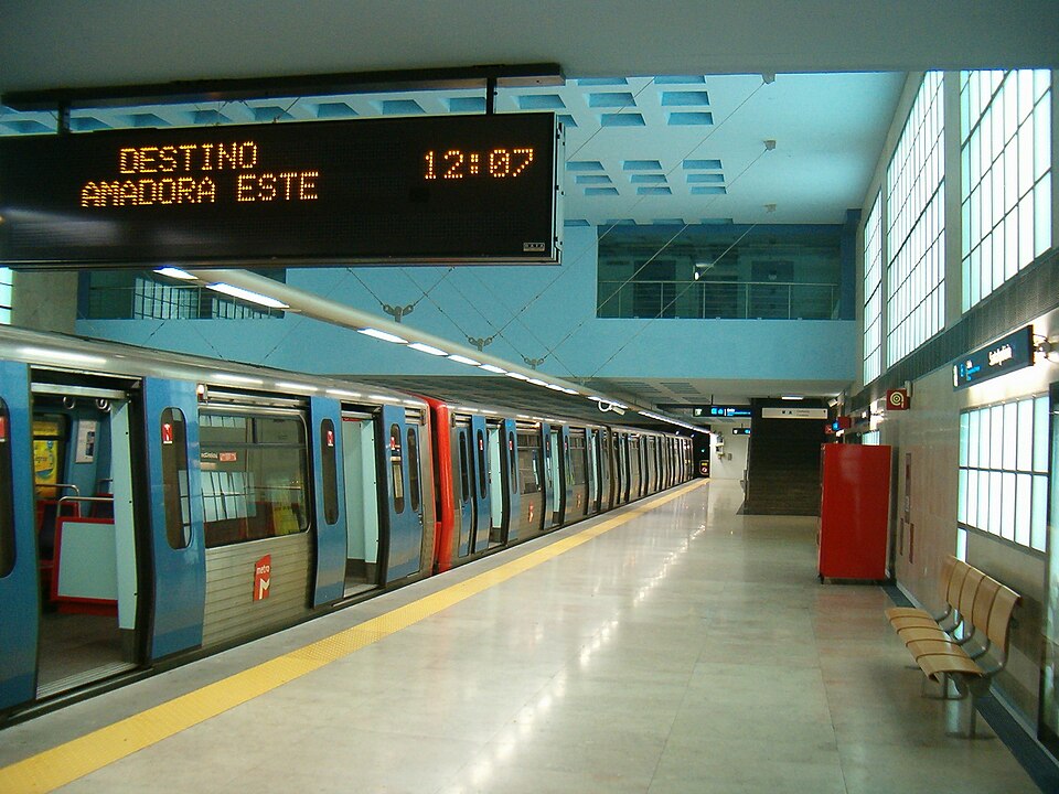 Santa Apolónia station